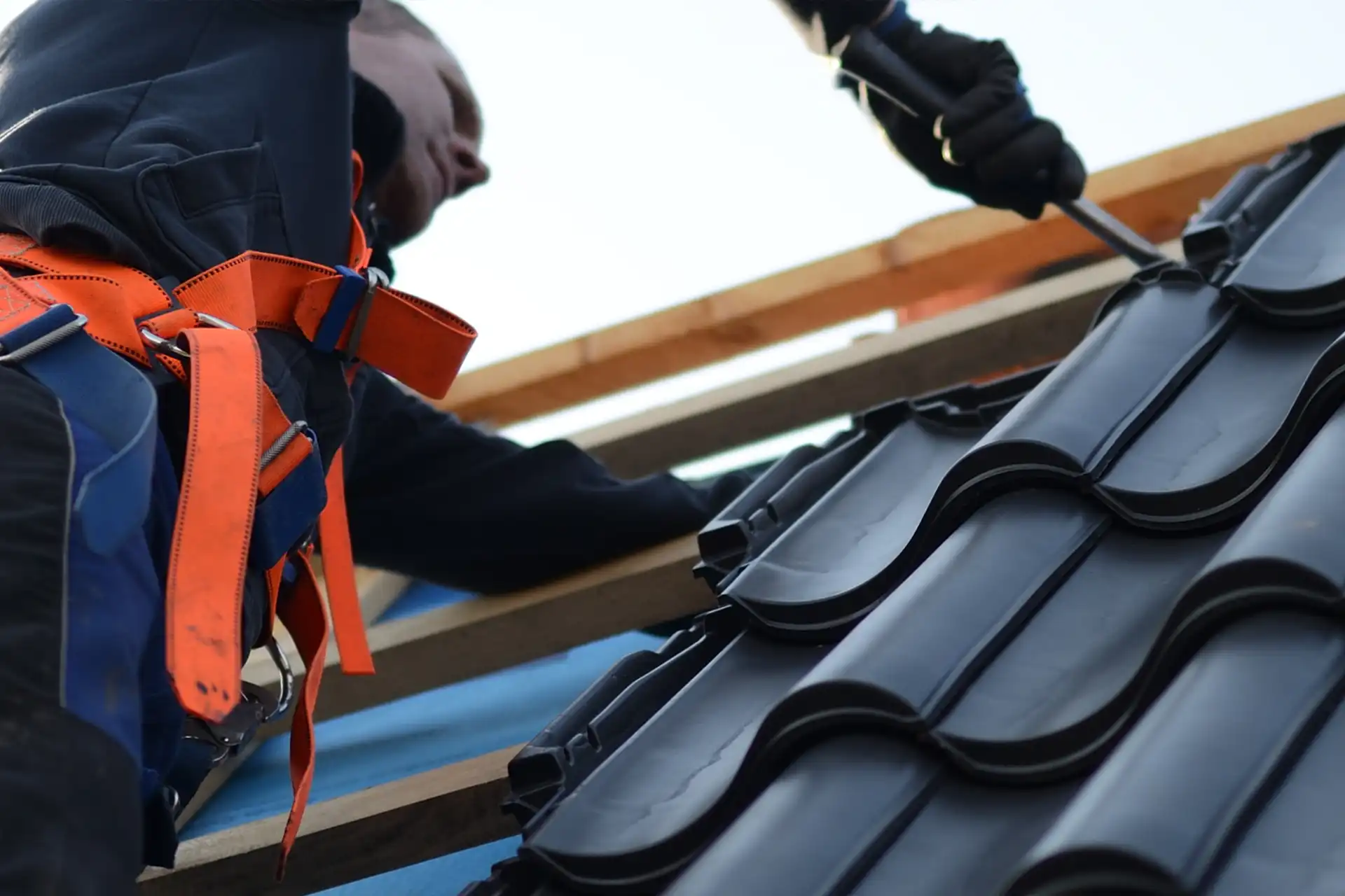 Dachdecker während Dachdeckerarbeiten