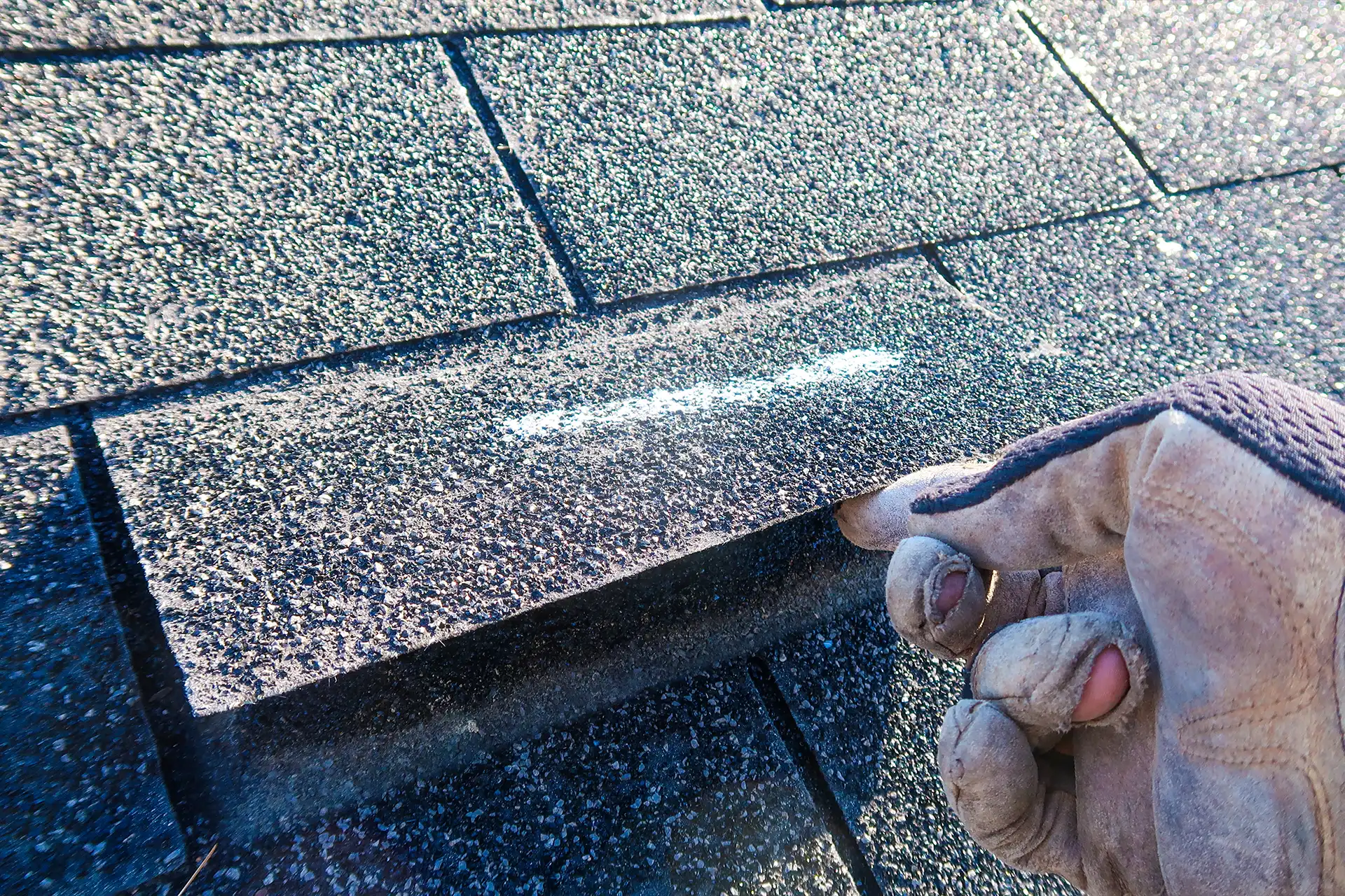 Reparatur eines Schadens am Dach